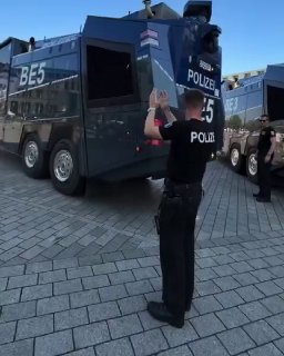В Берлине полиция использует водомёты для охлаждения людей из-за жары