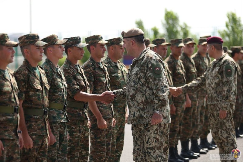 Эдвард Асрян принял присягу сержантов ВС Армении: церемония в Ереване