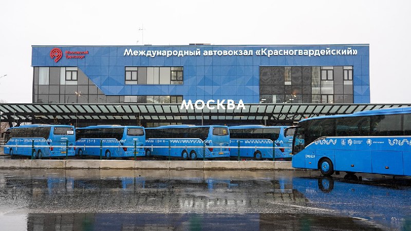 Автобус на фоне здания автовокзала Москвы, рейс в Ереван