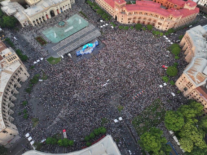 Итоговый митинг «Гражданского договора» прошел на площади Республики в Ереване