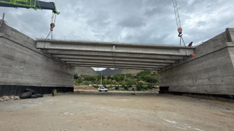 Дорожное управление: Установка балок мостов на участке Каджаран-Агарак в Армении идет полным ходом
