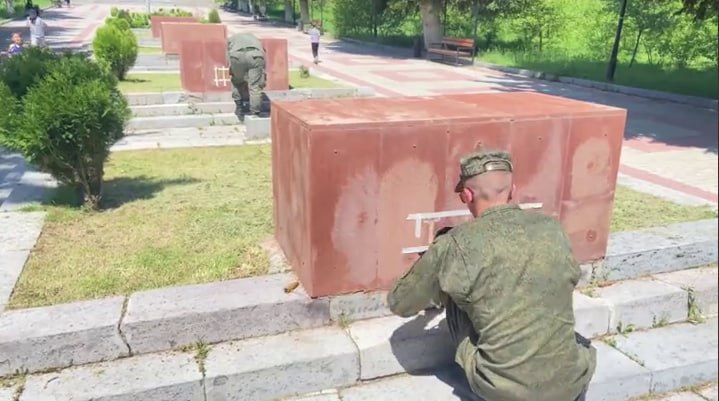 В Гюмри военнослужащие 102-й базы закрасили сорванные буквы на мемориале «Мать Армения» — новое звено гибридных атак?