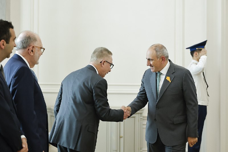 Никол Пашинян и президент AMAA Гари Филлипс на встрече в Ереване