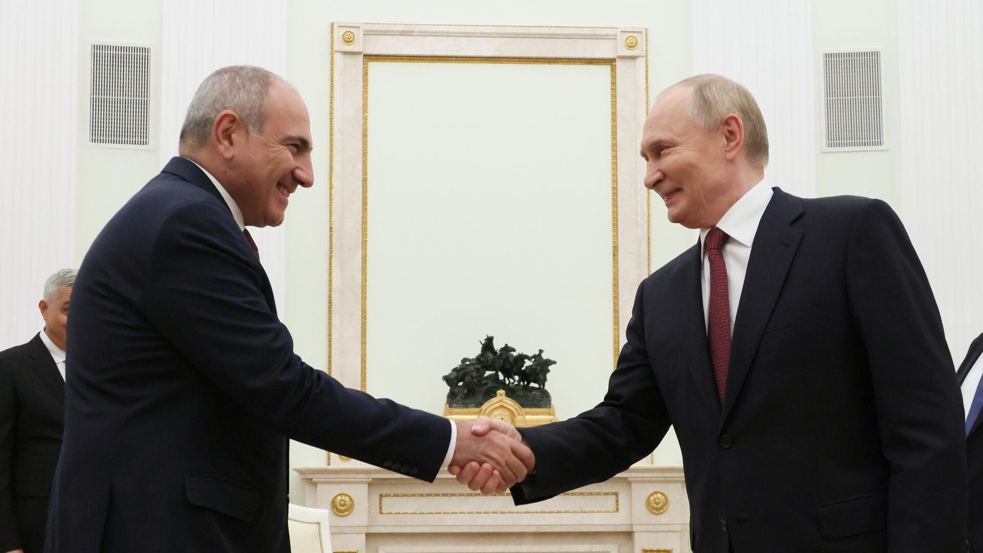 Пашинян поздравил Путина: Ереван и Москва продолжат укреплять сотрудничество