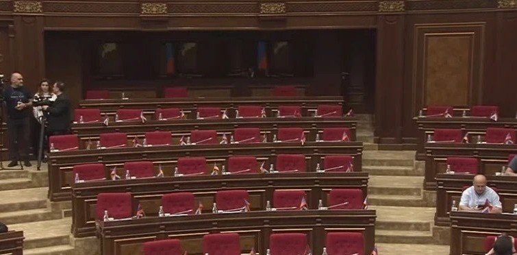 Оппозиция бойкотирует последнюю сессию парламента Армении 18 июня: депутаты «Гражданского договора» работают в одиночку