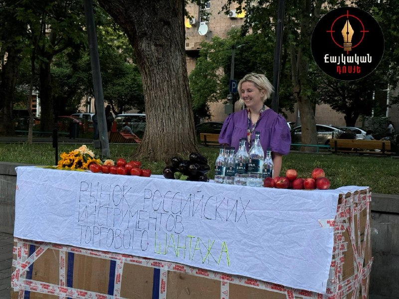Ироничная инсталляция на Вернисаже: активисты высмеяли торговое давление России на Армению перед выборами