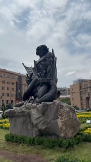 В Ереване у здания мэрии установили памятник Ваагну-Драконоборцу