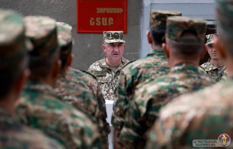 Генерал-лейтенант Эдуард Асрян вручил боевое знамя спецсоединению в Ереване