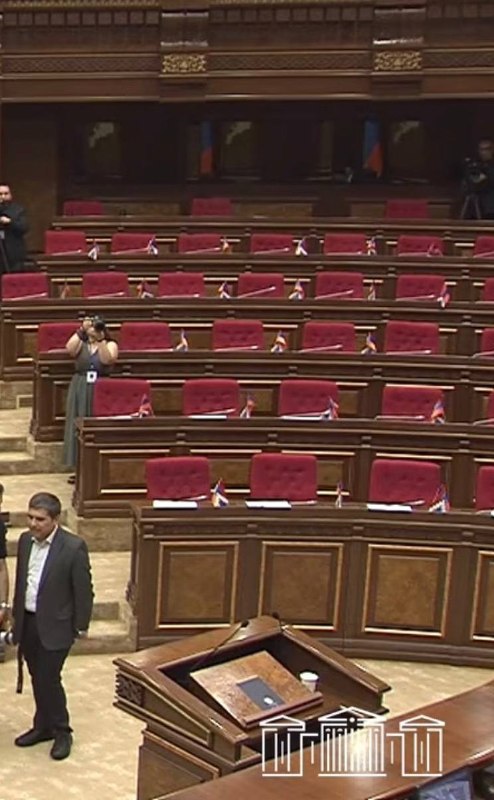 Оппозиция Еревана бойкотировала сессию парламента с правительством