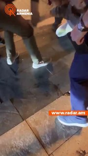 Сотрудники охраны порядка обезвреживают мужчину с ножом в Арабкире, Ереван