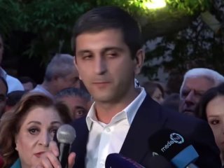 Сторонники Додыча, Роба и калужского олигарха устроили акцию у здания ЦИК в Ереване