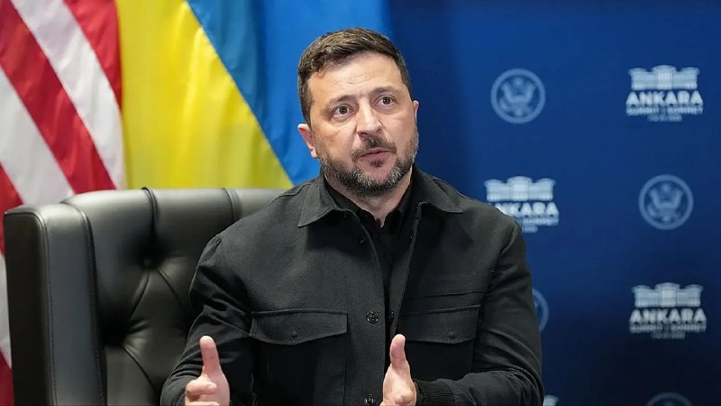 Владимир Зеленский выступает на пресс-конференции