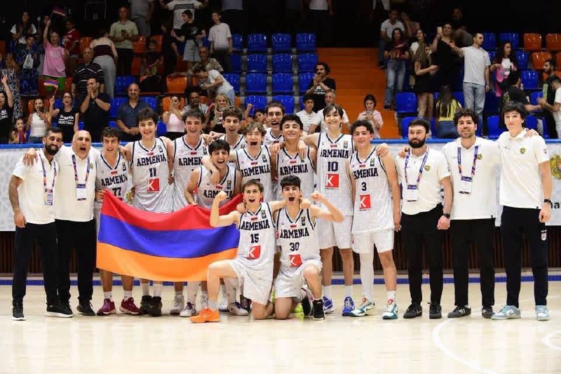 Сборная Армении U16 по баскетболу с золотыми медалями, Ереван