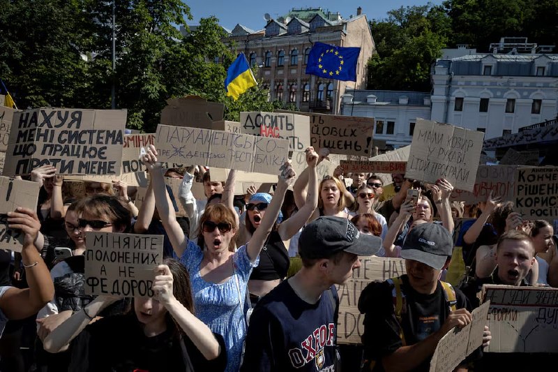 Протестующие у офиса президента в Киеве требуют вернуть министра обороны Федорова