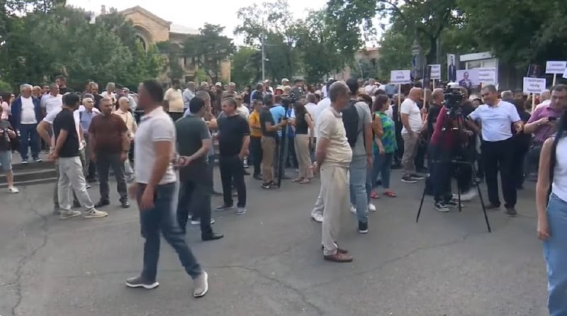 В Ереване перед Конституционным судом прошёл митинг оппозиции: собрались пара сотен человек